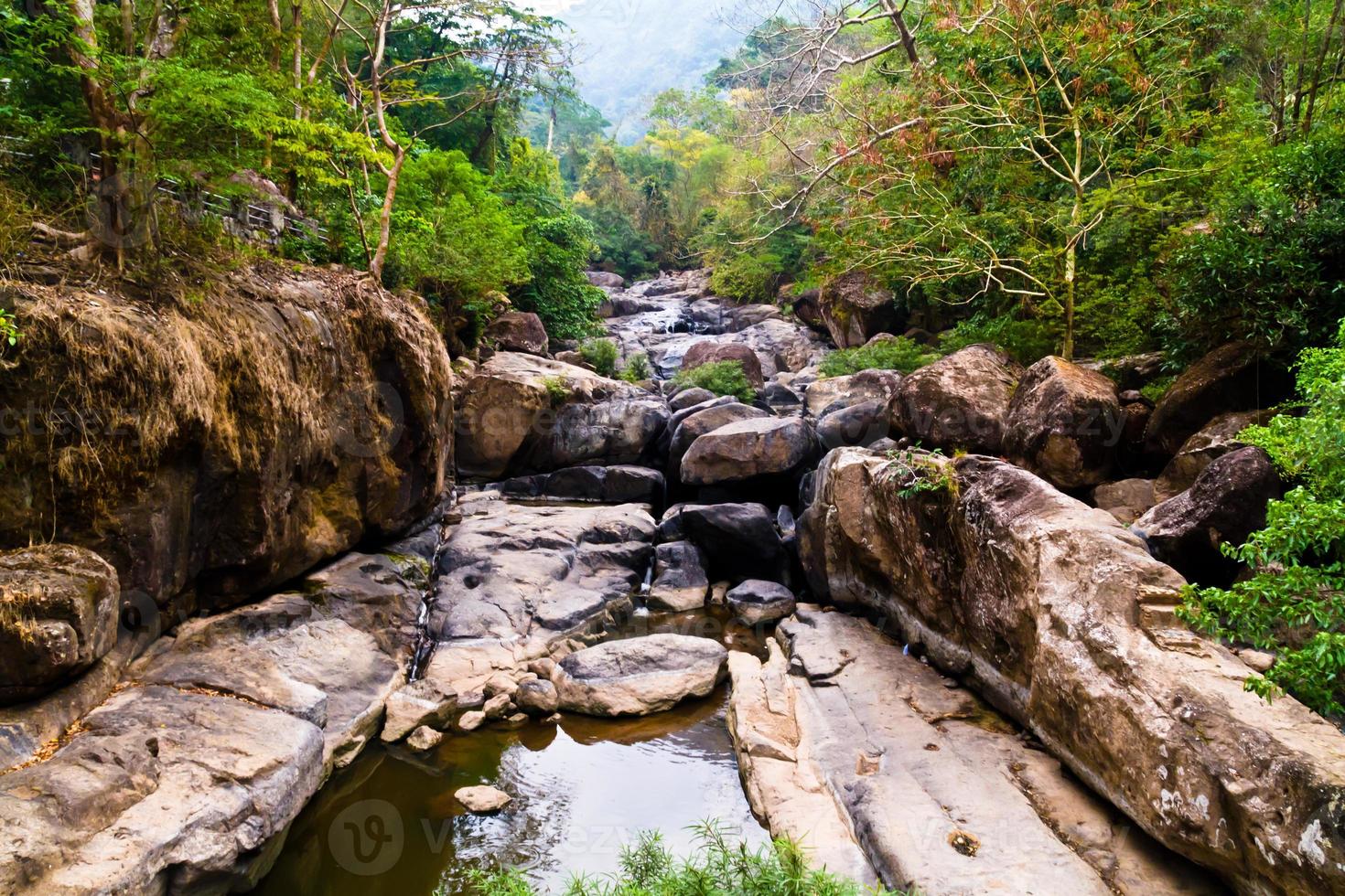litet vattenfall i Thailand foto