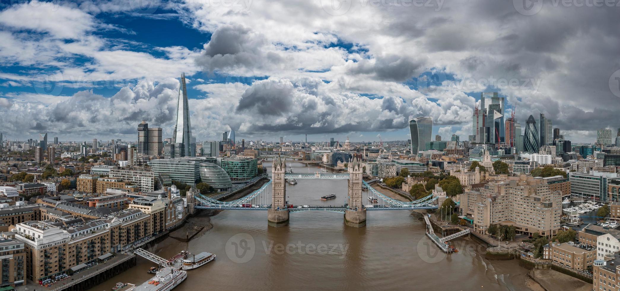 antenn se av de torn bro, central london, från de söder Bank av de Thames. foto