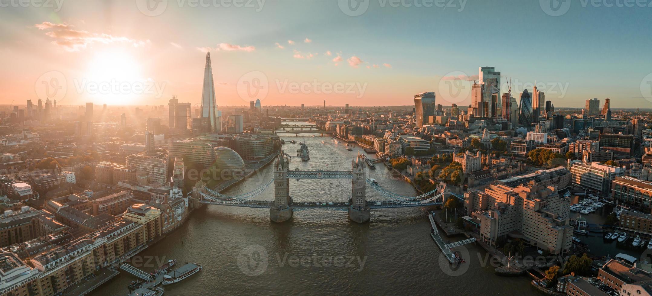 antenn se av de London torn bro på solnedgång. foto