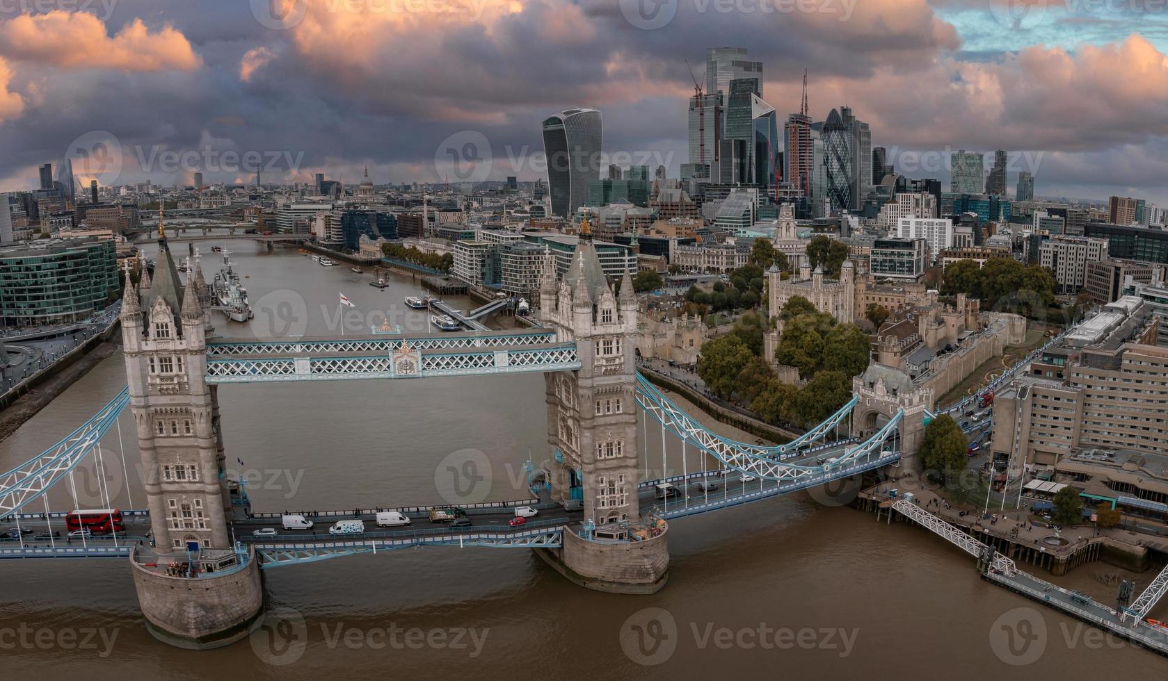 antenn se av de torn bro, central london, från de söder Bank av de Thames. foto