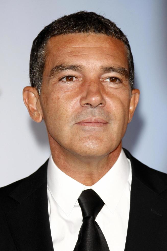 los angeles - sep 10 - antonio banderas anländer på de 2011 nclr alma utmärkelser hölls på santa monica medborgerlig hörsal på september 10, 2011 i santa monica, ca foto