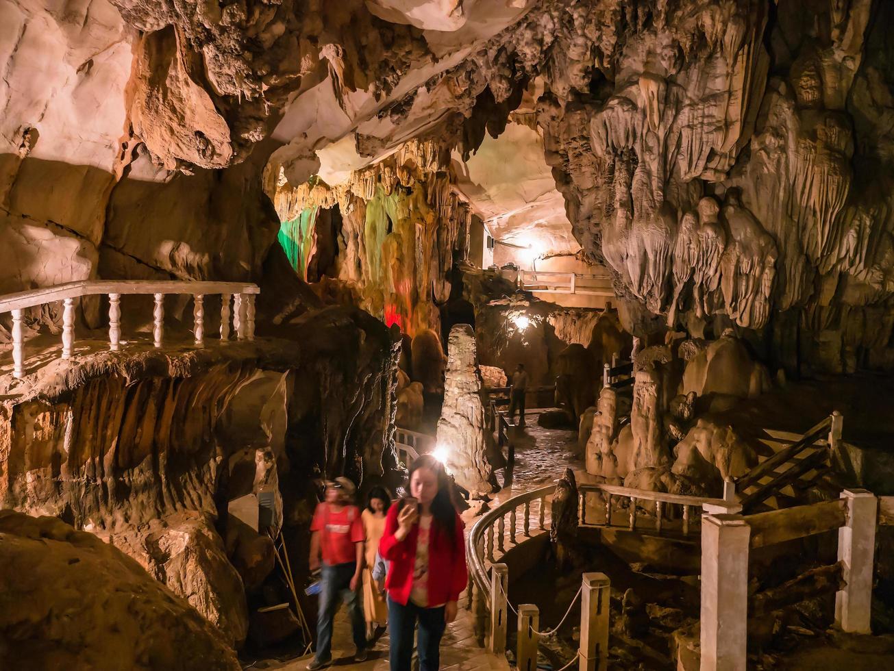 vangvieng.lao-10 dec 2017.obekant turist i tham chang grotta vangvieng stad laos.vangvieng stad de känd Semester destination stad i lao. foto