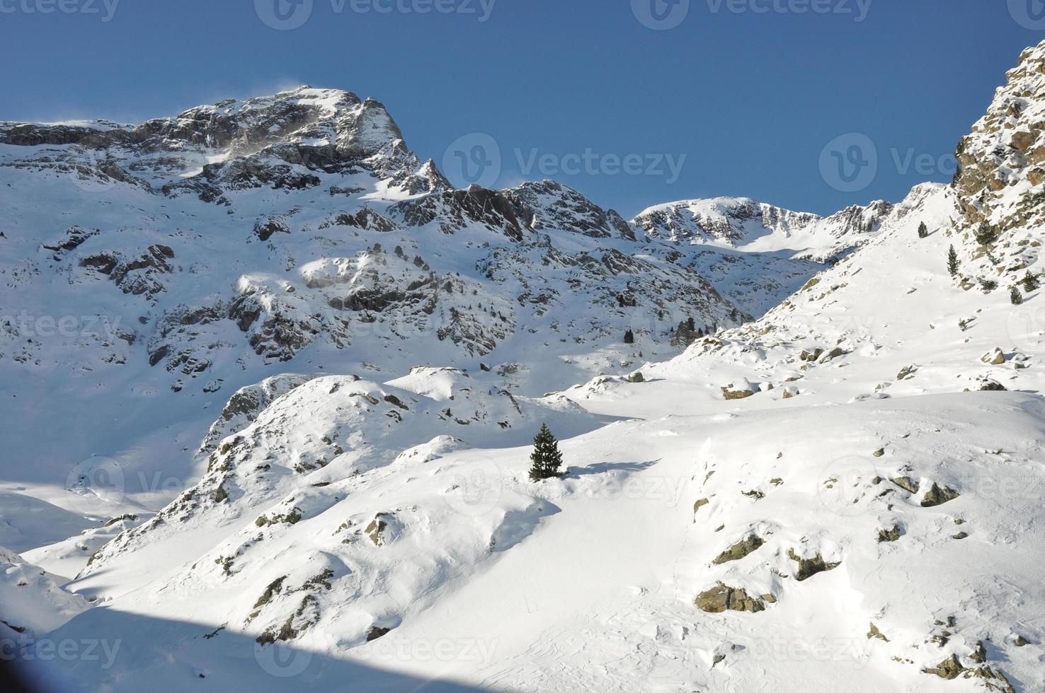 snö i Pyrenéerna foto