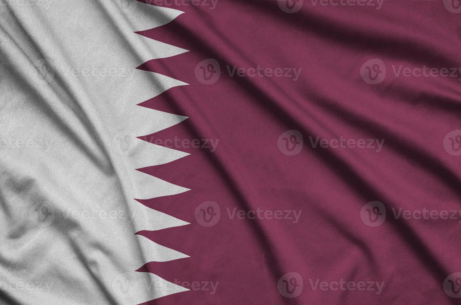 qatar flagga är avbildad på en sporter trasa tyg med många veck. sport team baner foto