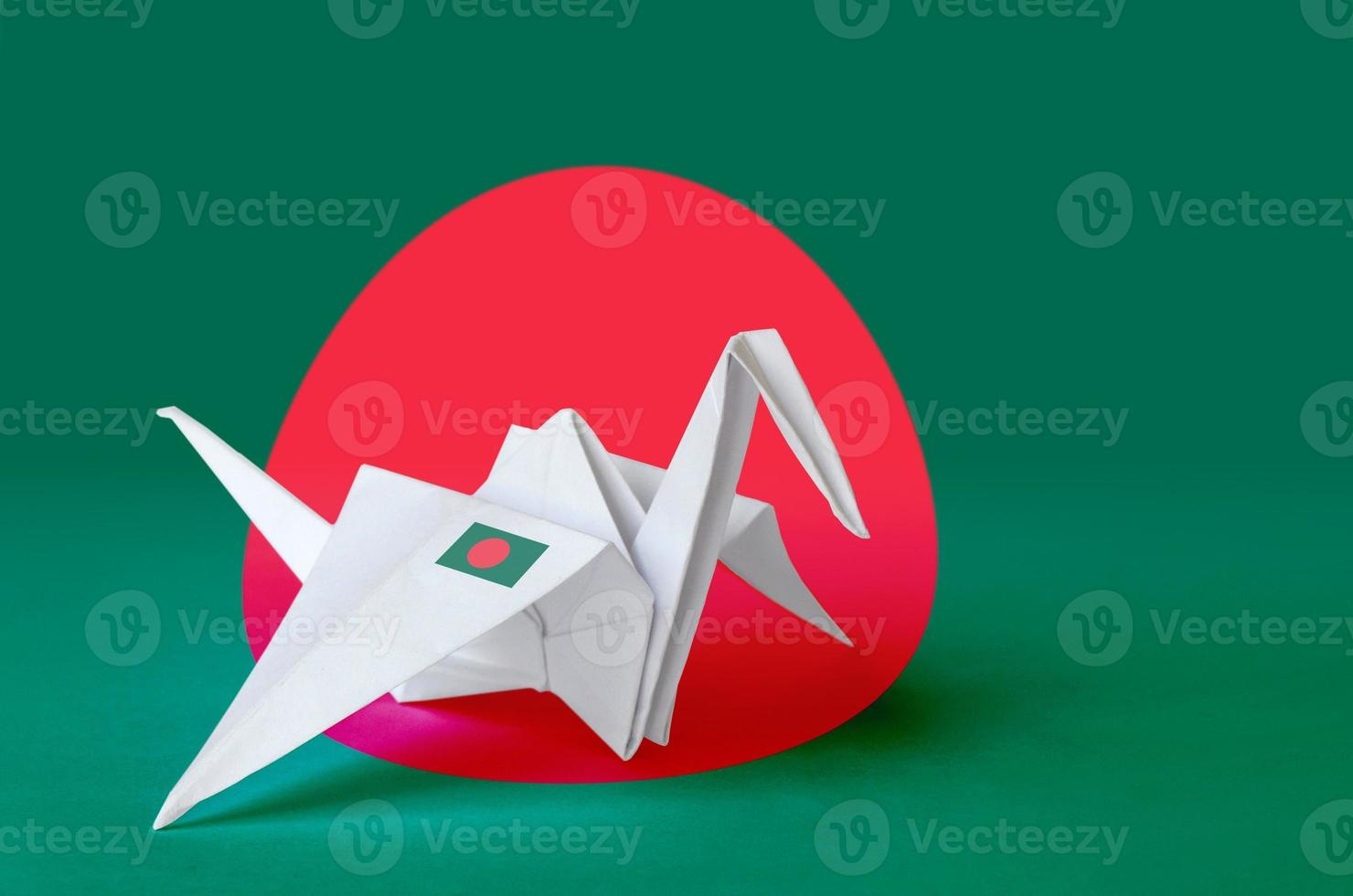 bangladesh flagga avbildad på papper origami kran vinge. handgjort konst begrepp foto