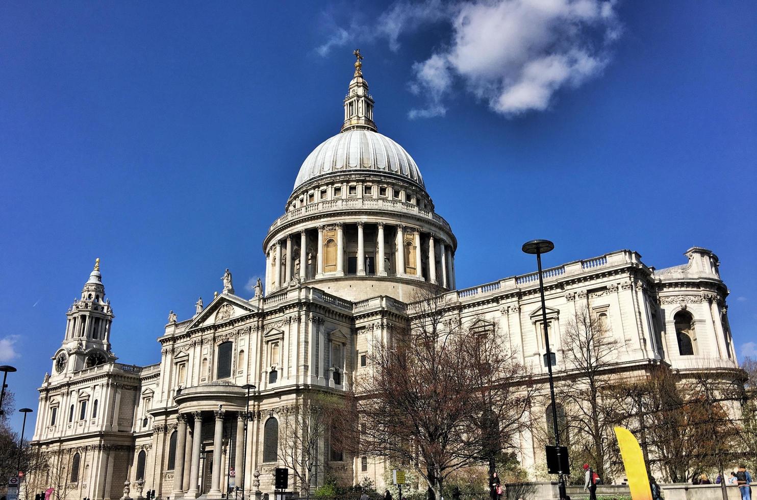 London i de Storbritannien i 2019. en se av st pauls katedral i London foto