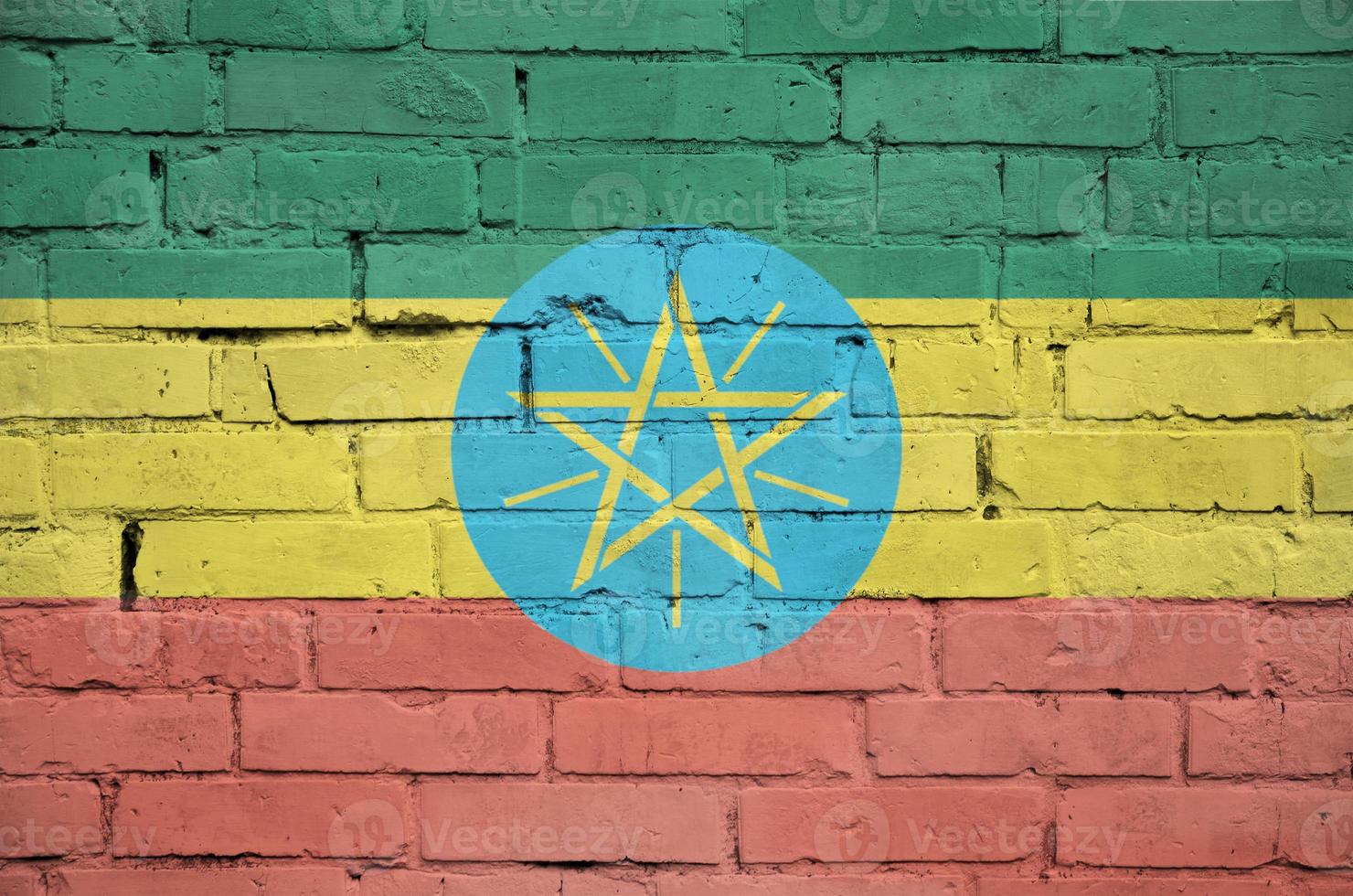 etiopien flagga är målad till ett gammal tegel vägg foto