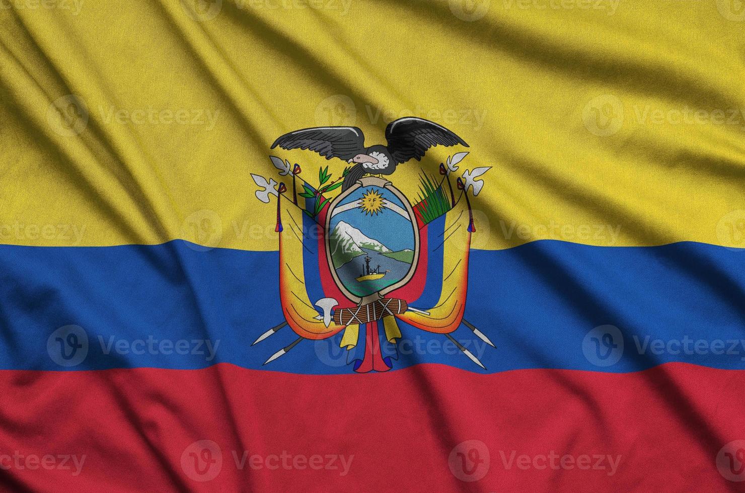 ecuador flagga är avbildad på en sporter trasa tyg med många veck. sport team baner foto