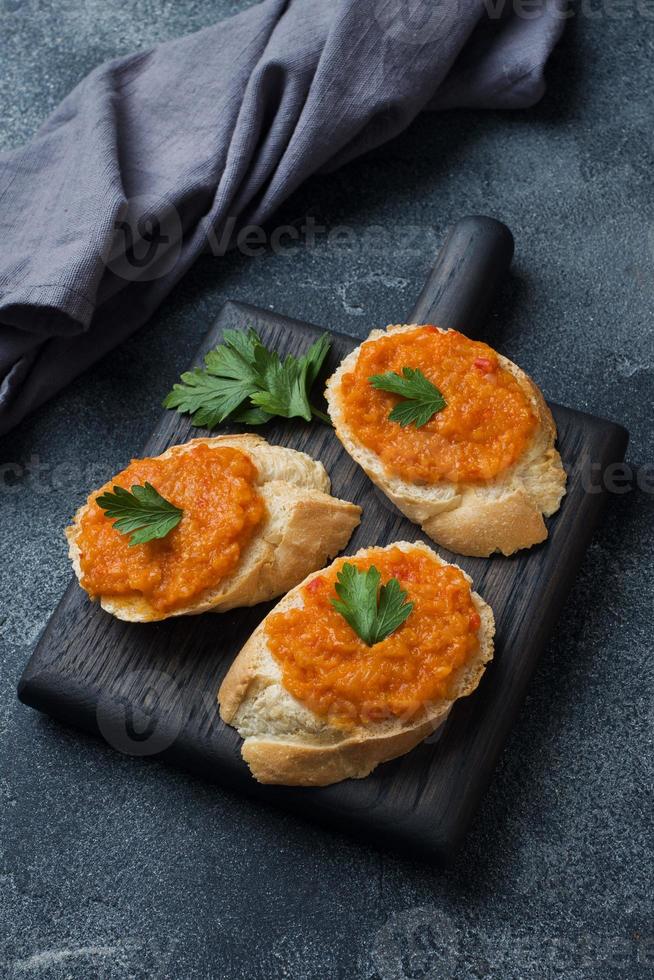 smörgåsar med bröd zucchini kaviar tomater lök. hemlagad vegetarian mat. kopia Plats. foto