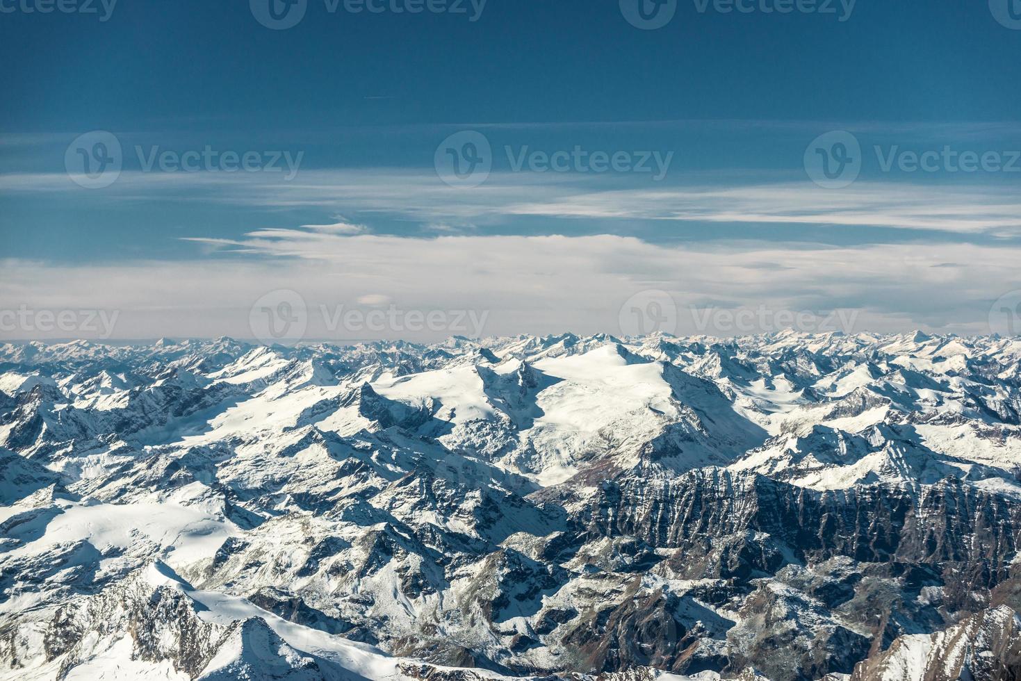 Flygfoto till snöiga bergstoppar i Österrike tyrolen foto