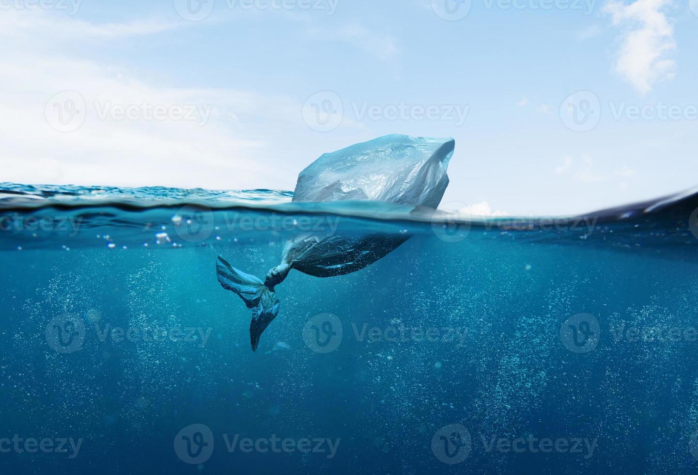 miljö- och marin förorening, plast väska i de form av fisk kastas in i de hav foto