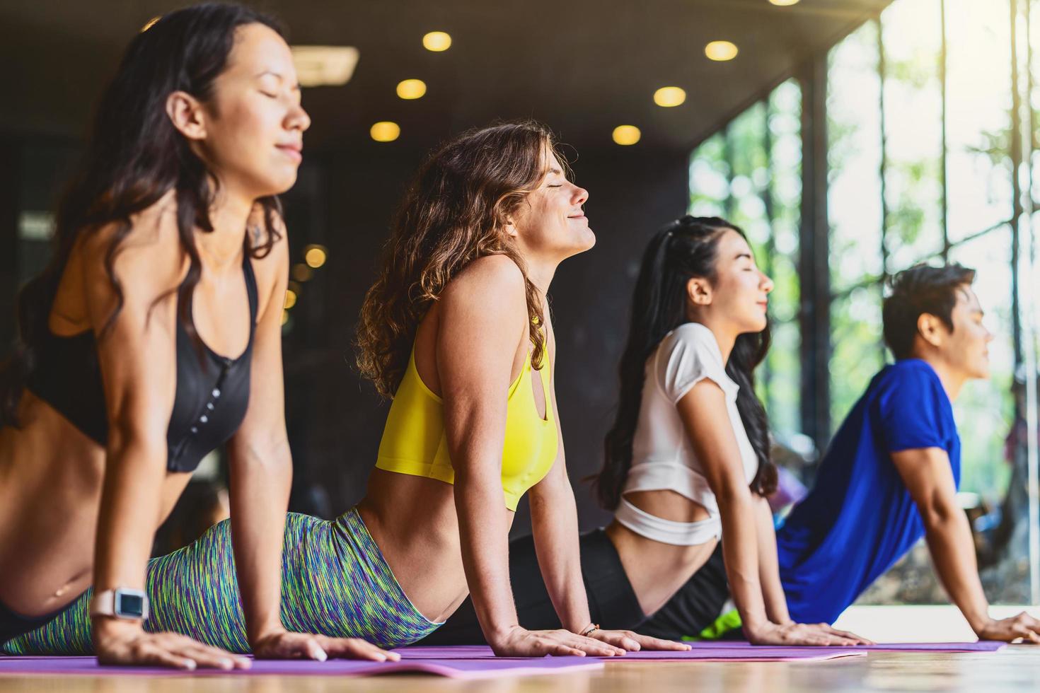 grupp av olika människor i yogaklass foto