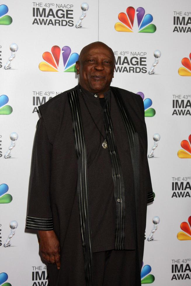 los angeles, feb 17 - lou gossett jr ankommer på de 43: e naacp bild utmärkelser på de helgedom hörsal på februari 17, 2012 i los angeles, ca foto