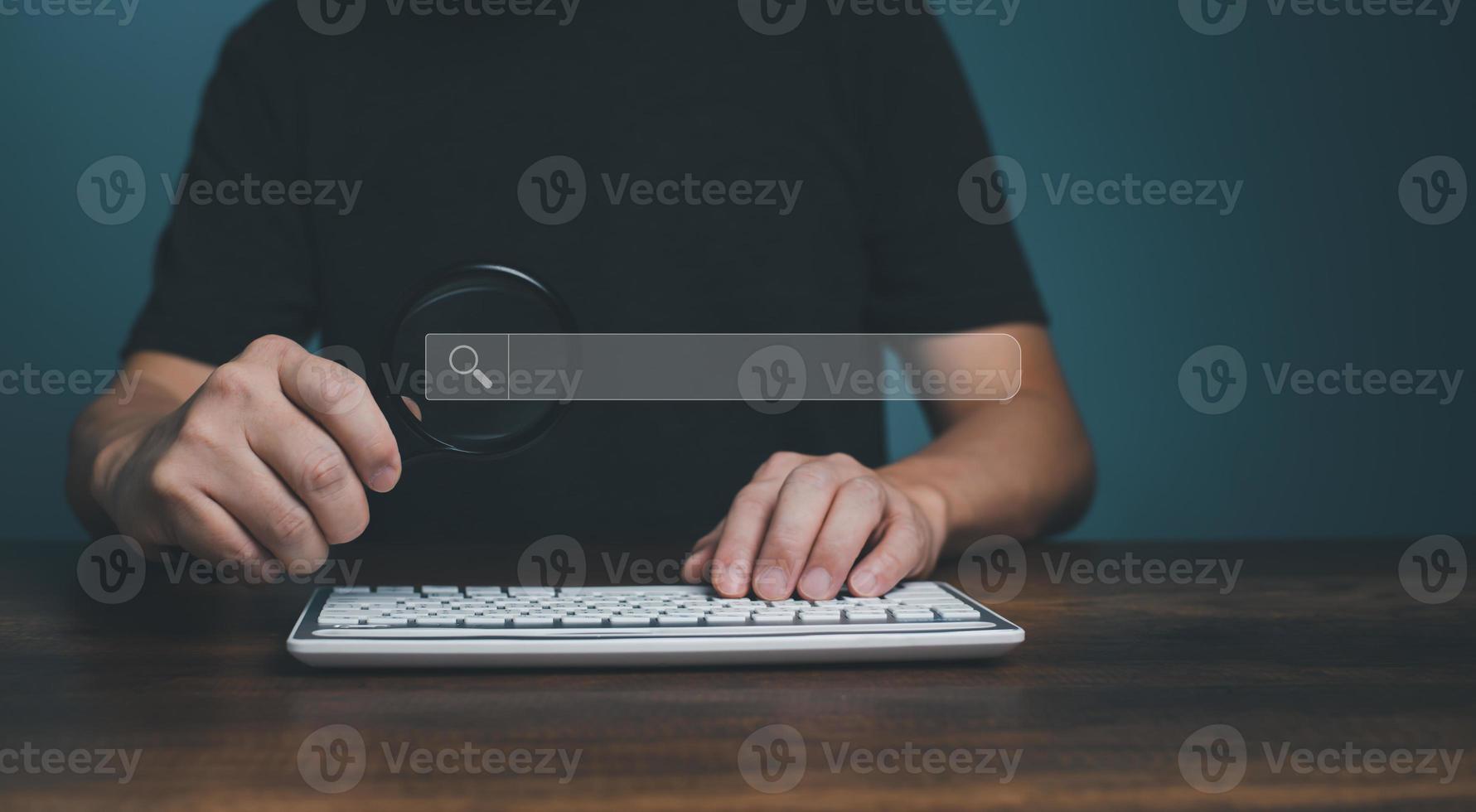 förstorande glas tangentbord dator och Sök bar eller Sök låda på virtuell skärm, bläddring internet global data information. foto