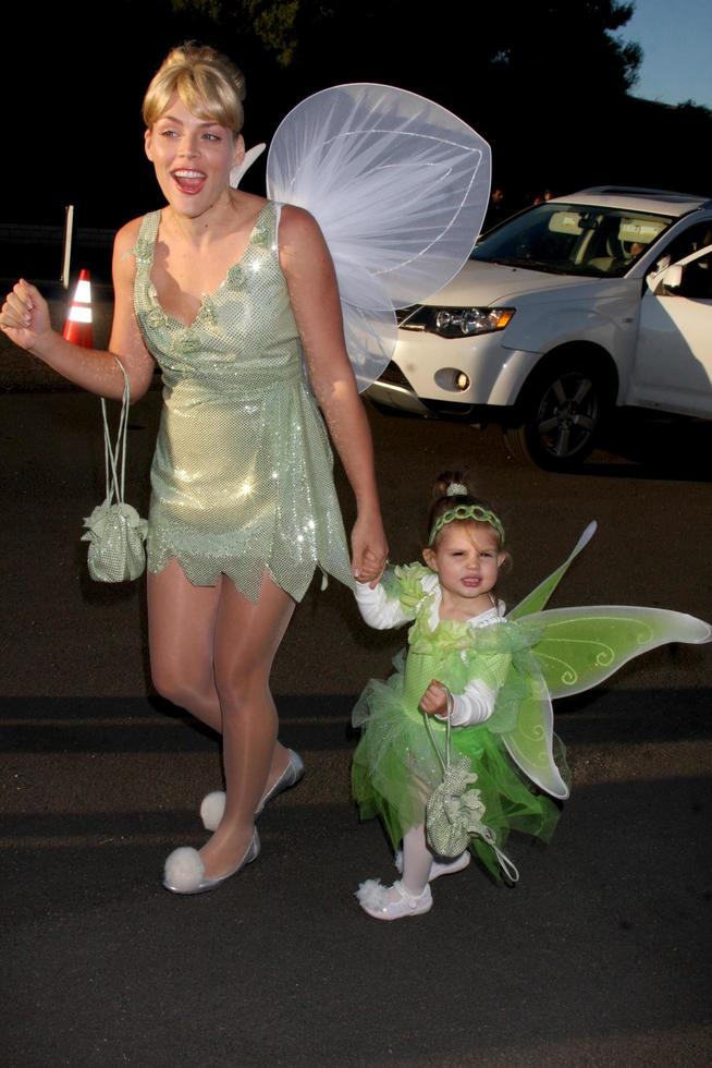 los angeles, okt 30 - upptagen philipps och dotter birdie ankommer på de 17:e årlig dröm halloween gynnas caaf på barker galge på oktober 30, 2010 i santa monica, ca foto