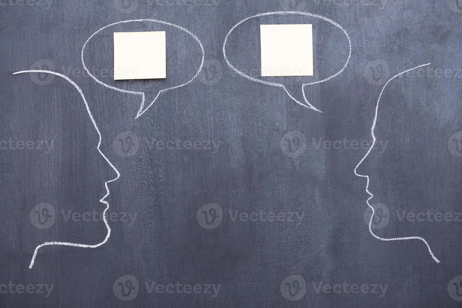 konversation. svarta tavlan teckning av två människor imiterar konversation foto