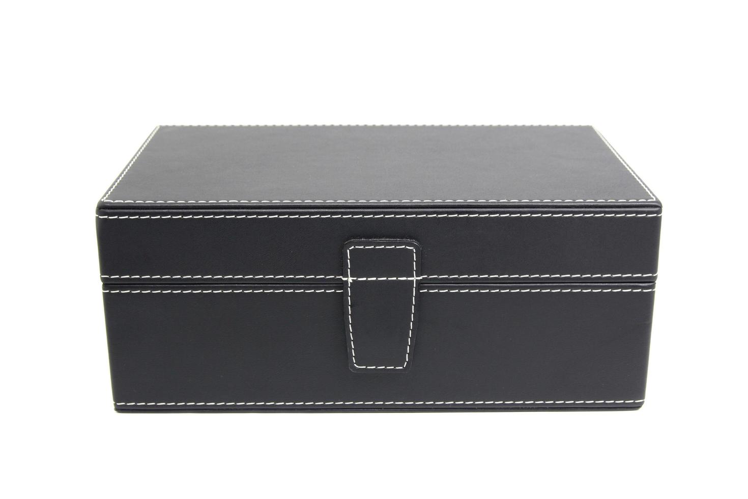 svart läder låda på vit bakgrund foto