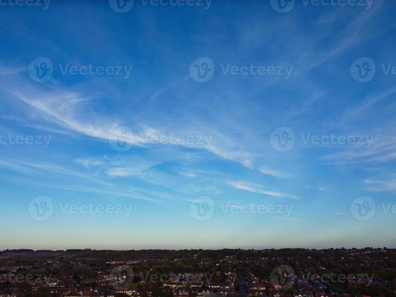 mest skön moln och himmel över de London luton stad av England Storbritannien foto
