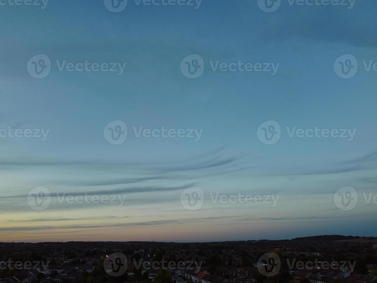 mest skön moln och himmel över de London luton stad av England Storbritannien foto