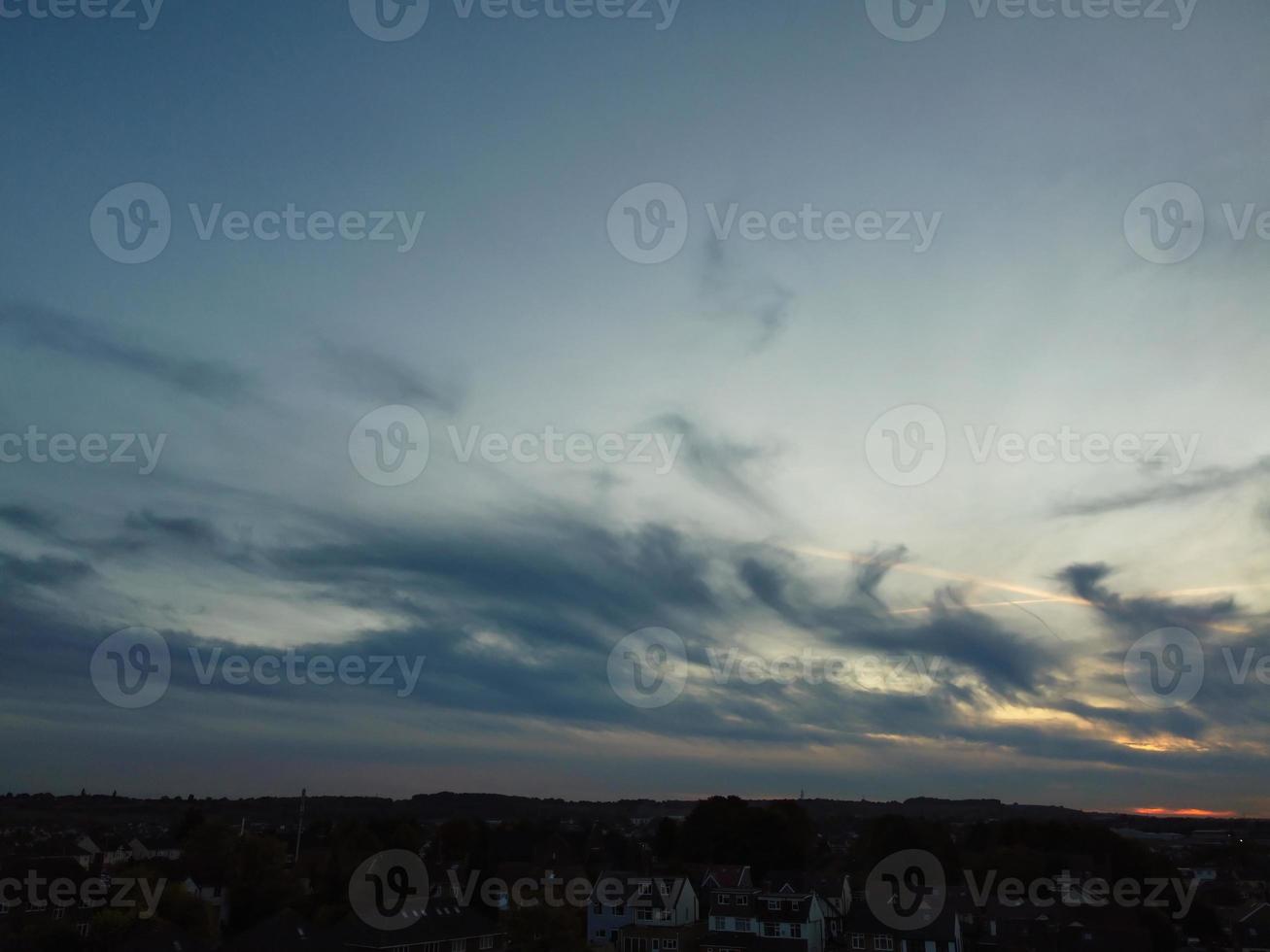 mest skön moln och himmel över de London luton stad av England Storbritannien foto