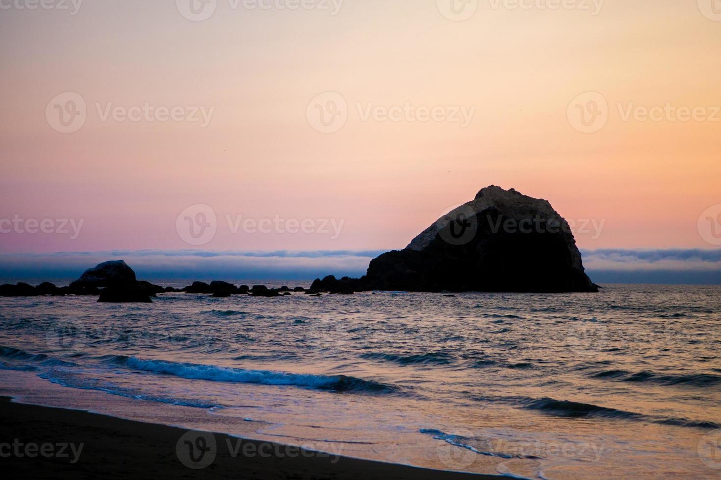 rock silhuett på stranden foto