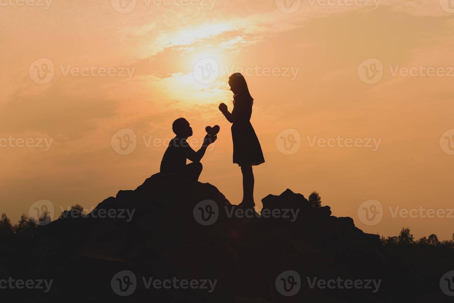 Lycklig ung par tillsammans mot skön solnedgång. frihet, foto