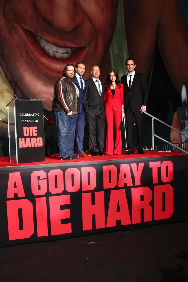 los angeles, jan 31 - lr john Moore, jai Courtney, bruce Willis, yuliya snigir och radivoje bukvic på de en Bra dag till dö hård mural avslöjande händelse på de 20:e århundrade räv studior på januari 31, 2013 i los angeles, ca foto