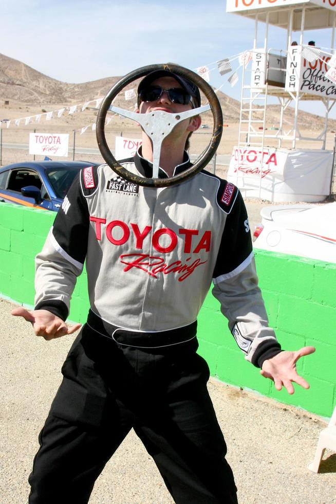 los angeles, mar 23 - Jackson rathbone spelar med en gammal tävlings hjul på de 37: e årlig Toyota proffs kändis lopp Träning på de vide fjädrar internationell speedway på Mars 23, 2013 i rosamond, ca exklusiv Foto