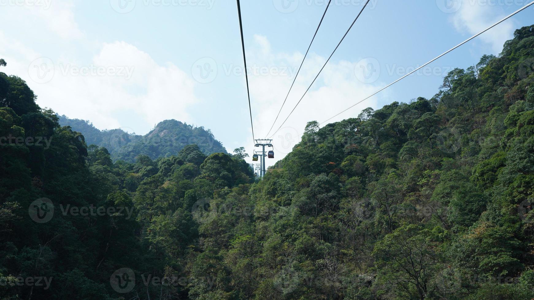 de skön bergen landskap med de grön skog och de klättrande kabel- bil som bakgrund på de bergen foto