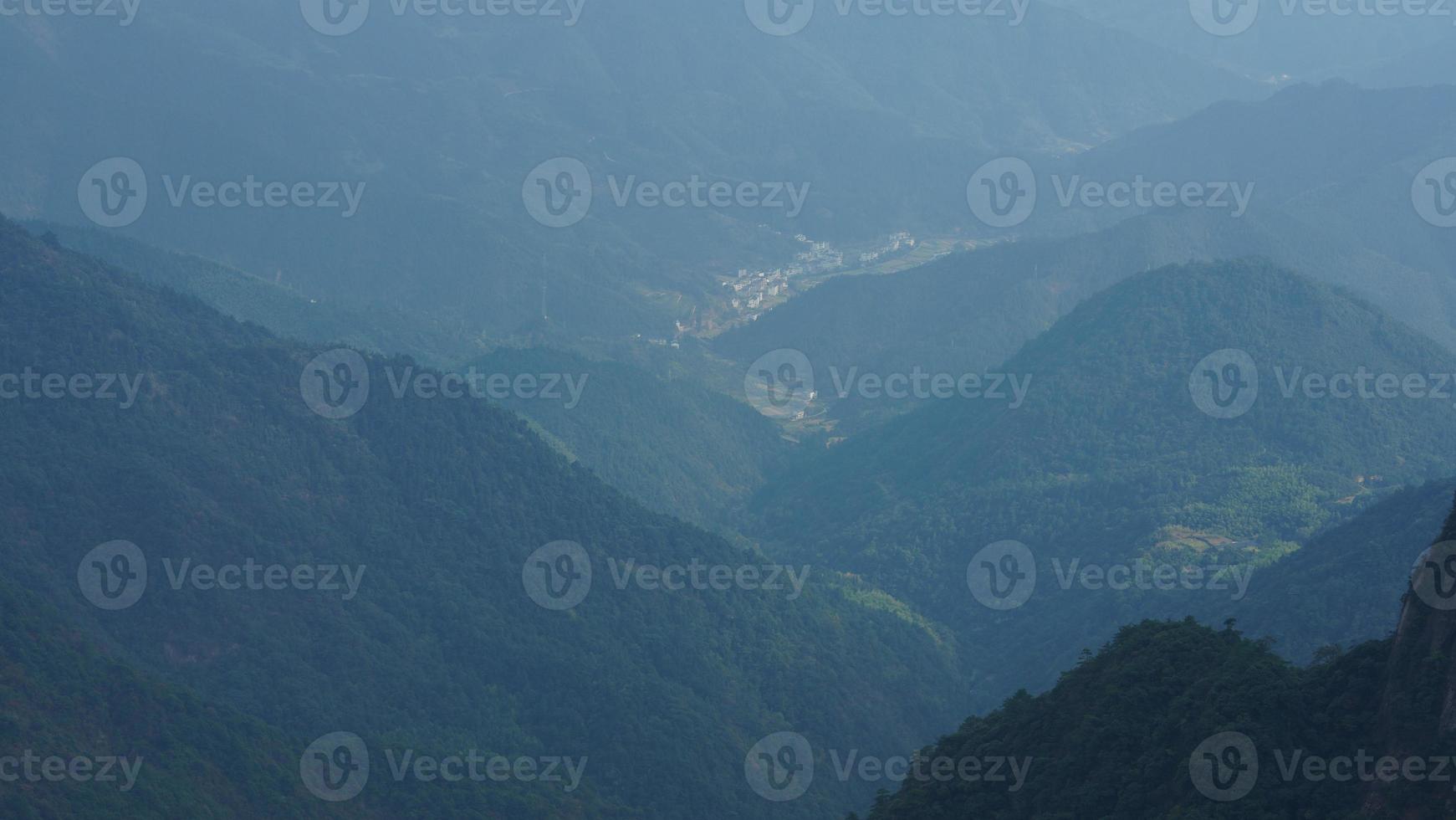 de skön bergen landskap med de grön skog och de bröt ut sten klippa som bakgrund i de landsbygden av de Kina foto