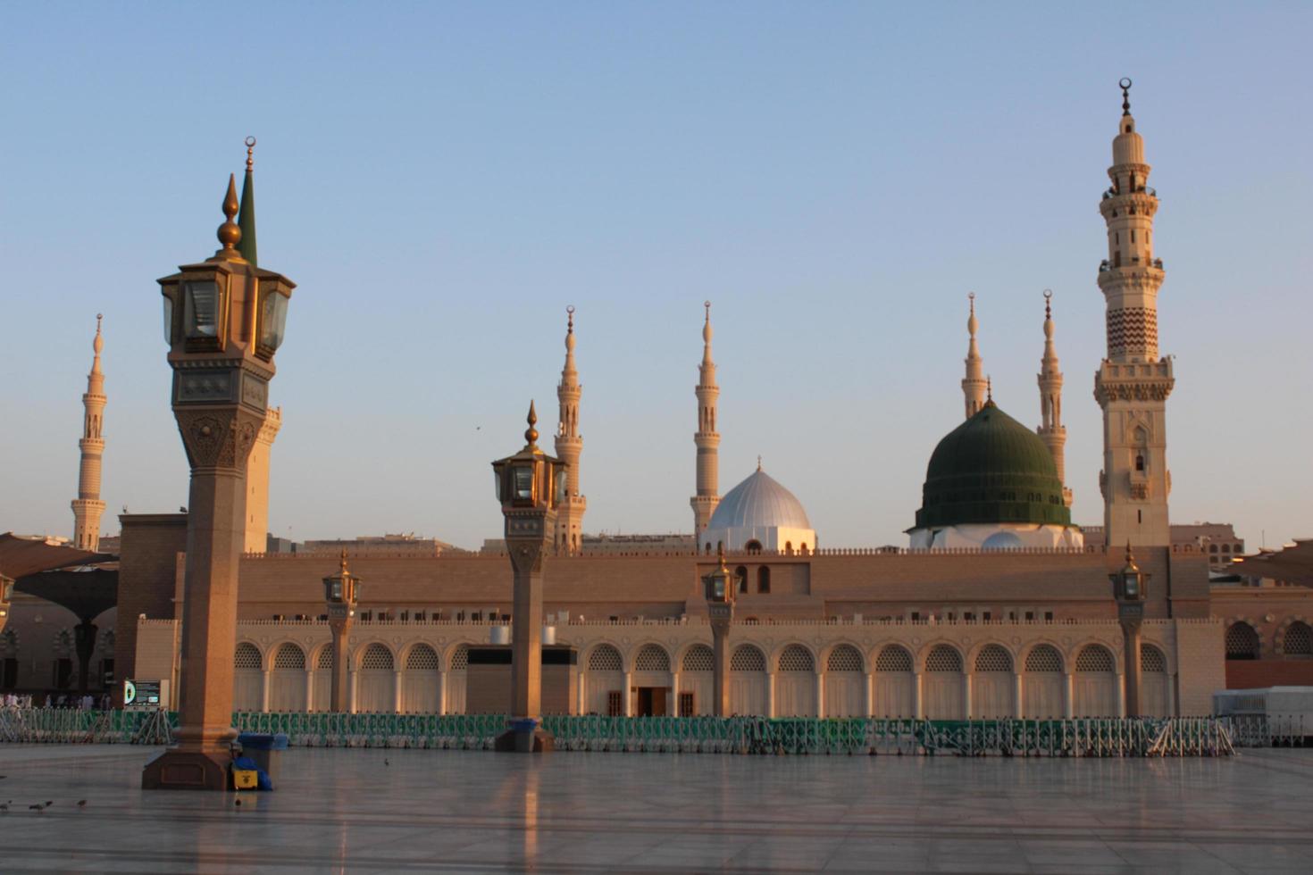 medina, saudi Arabien, okt 2022 - skön dagtid se av masjid al nabawi, medinas grön kupol, minareter och moské gård. foto