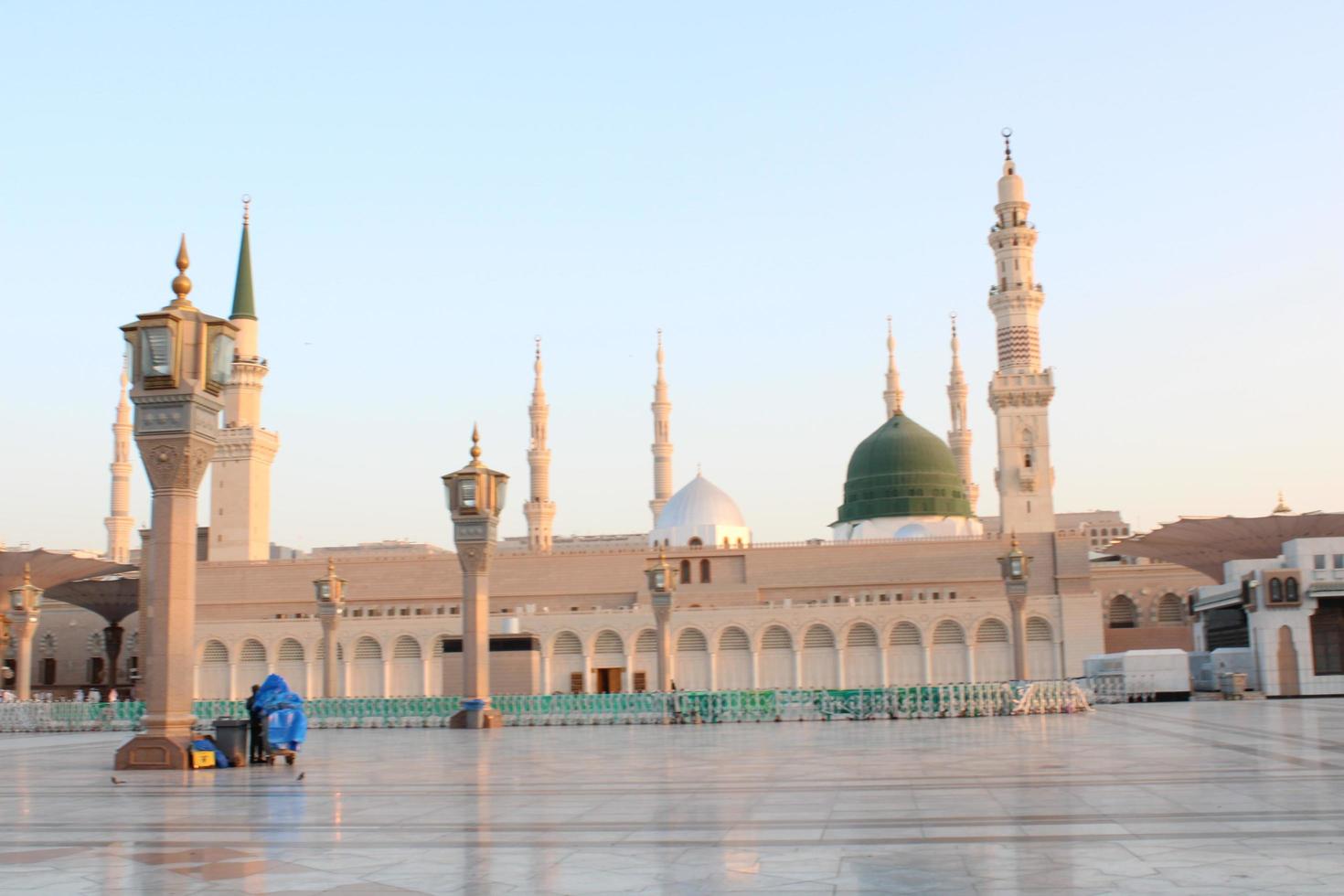 medina, saudi Arabien, okt 2022 - skön dagtid se av masjid al nabawi, medinas grön kupol, minareter och moské gård. foto