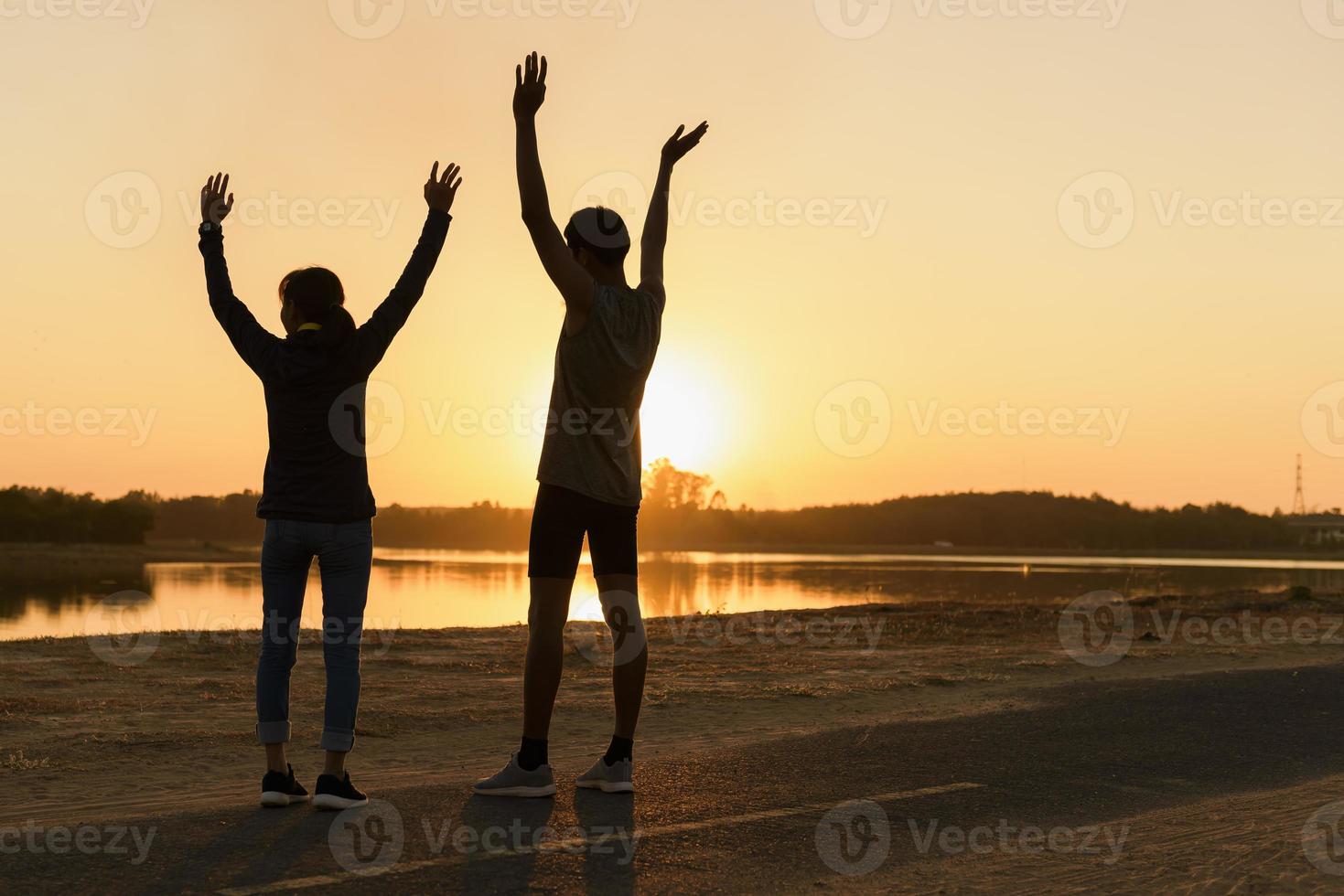 romantik par njuter de solnedgång och njuter liv. foto