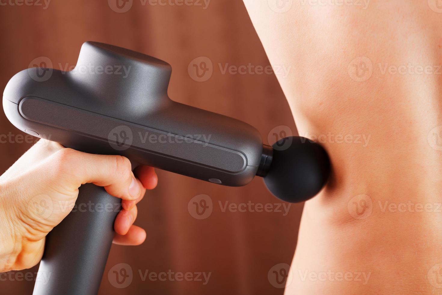 elektrisk massager borra i hand massage din tillbaka. foto