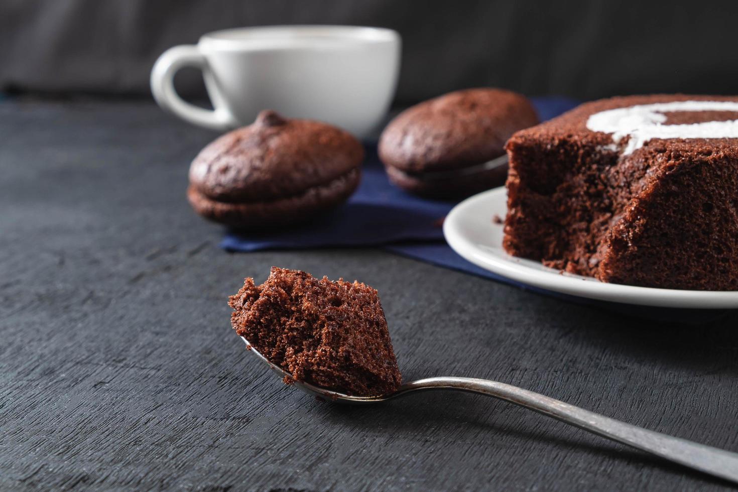 läcker chokladkaka och kakor foto