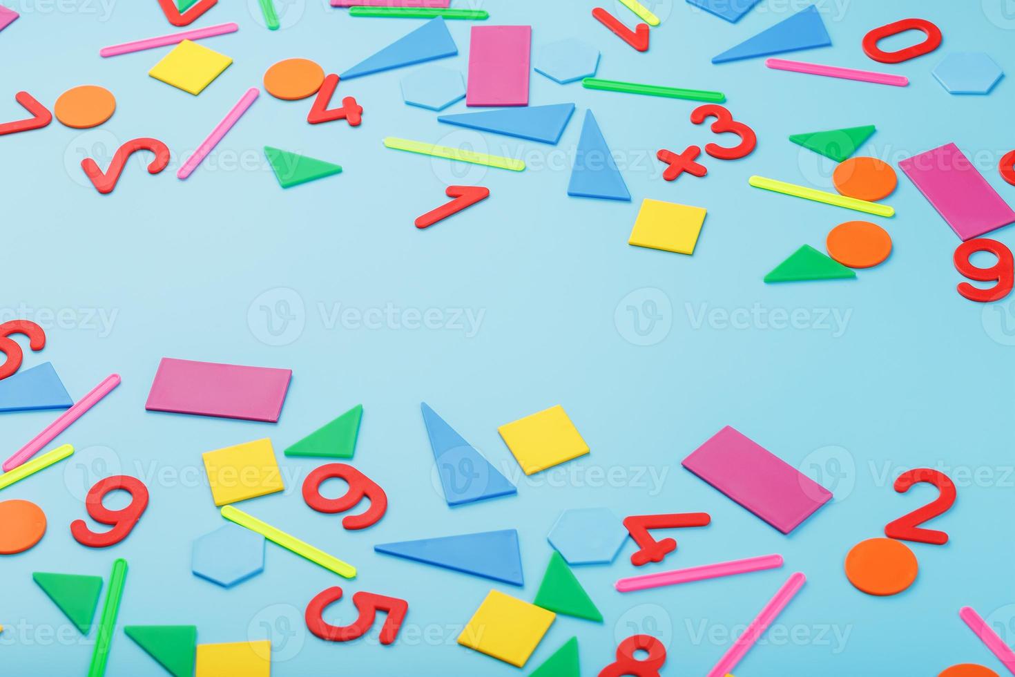 färgrik siffror och tal för barn på en blå bakgrund. en verktyg för utvecklande barns tänkande. foto