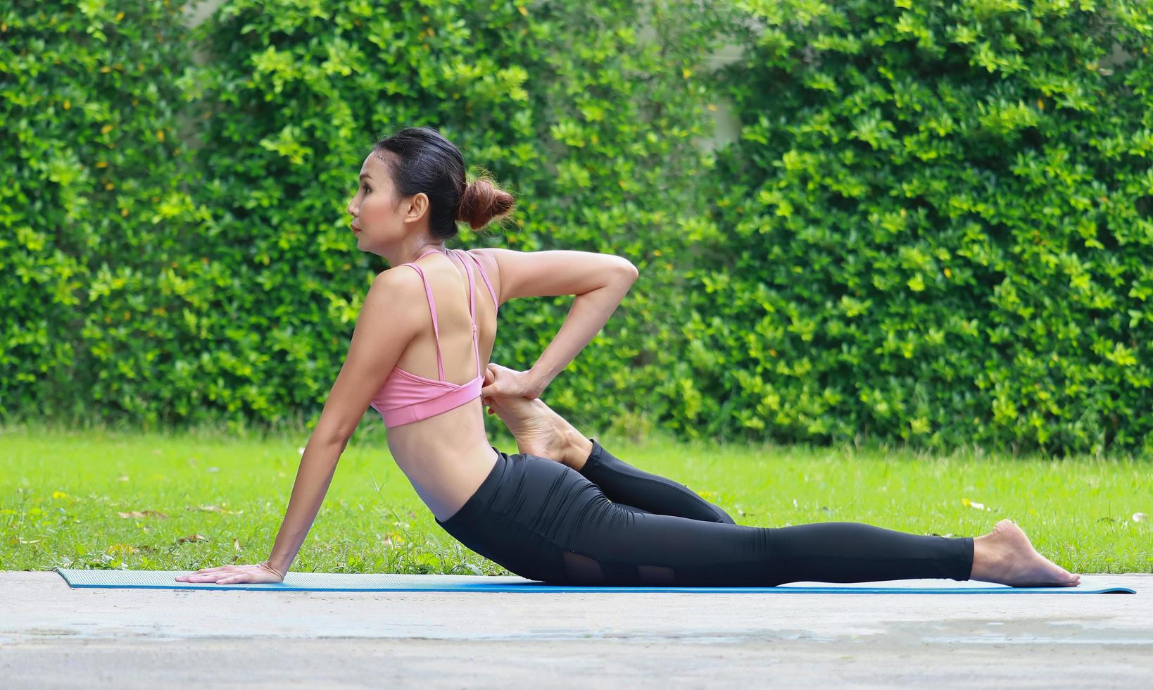 asiatisk kvinna som utövar yoga foto