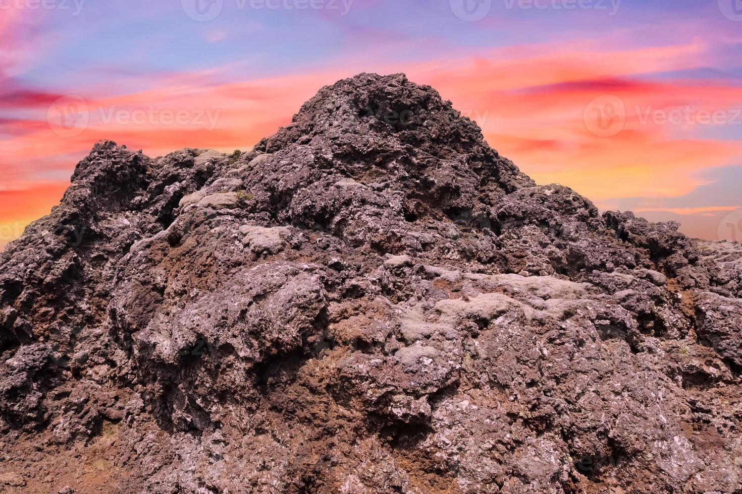 overklig vulkanisk landskap i island med ångande stenar på de grabok vulkan. foto