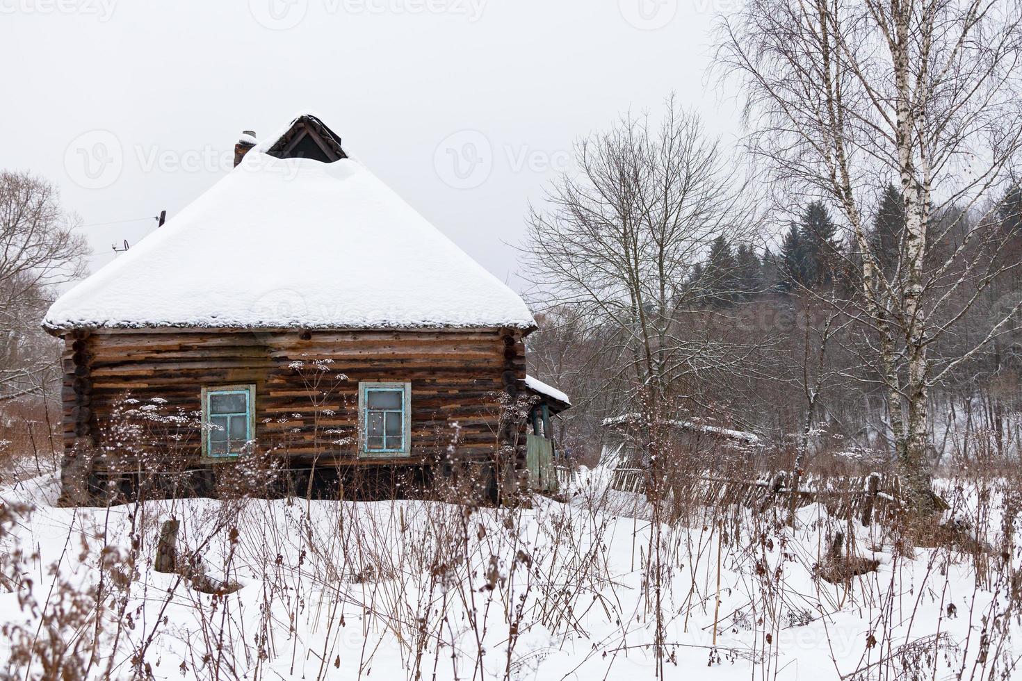 snö täckt trä- rustik hus foto