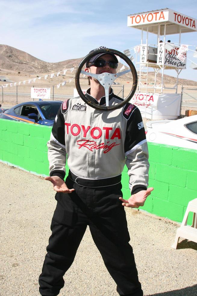 los angeles, mar 23 - Jackson rathbone spelar med en gammal tävlings hjul på de 37: e årlig Toyota proffs kändis lopp Träning på de vide fjädrar internationell speedway på Mars 23, 2013 i rosamond, ca exklusiv Foto