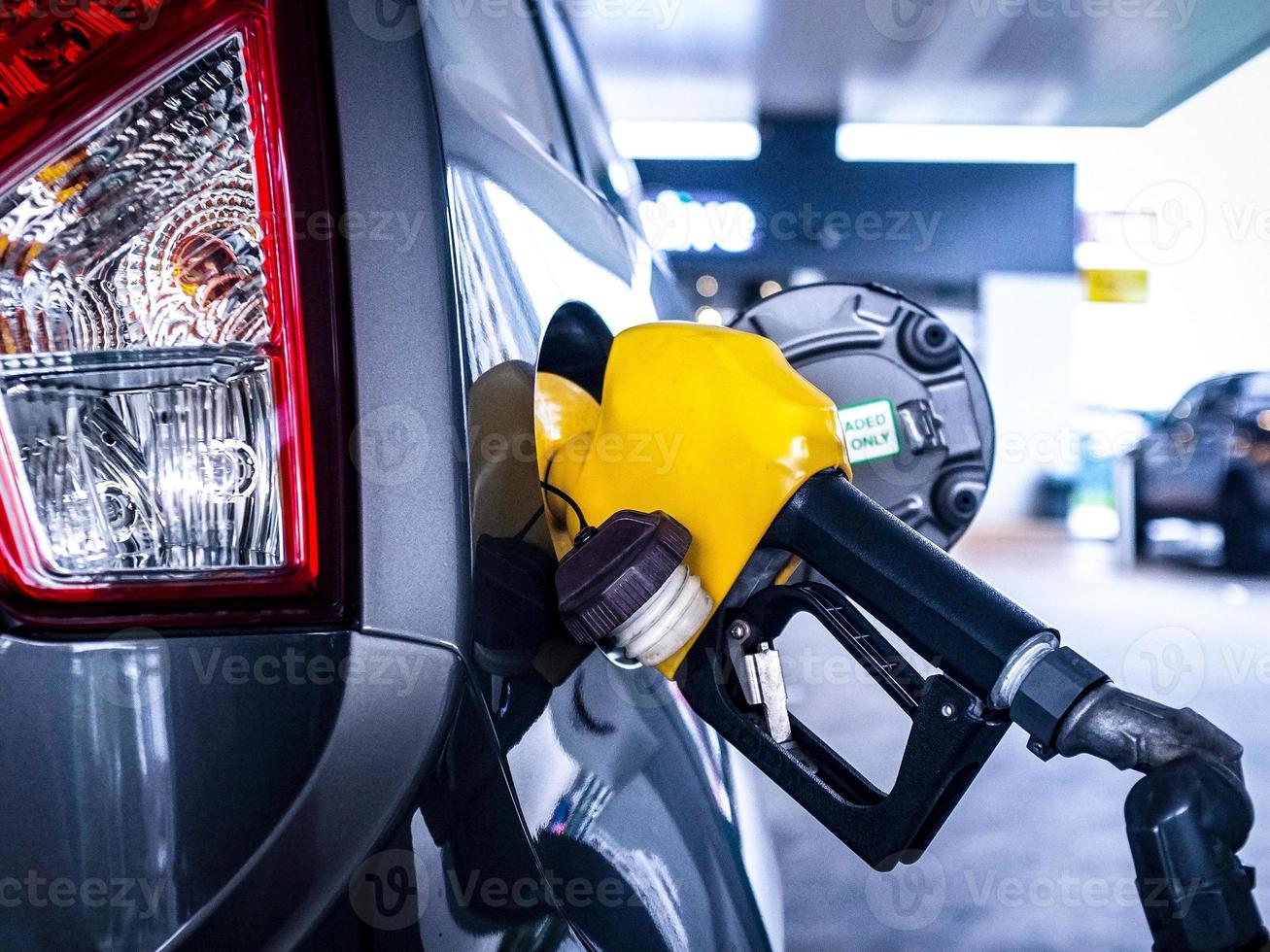 närbild av gas pump munstycke på de gas station foto