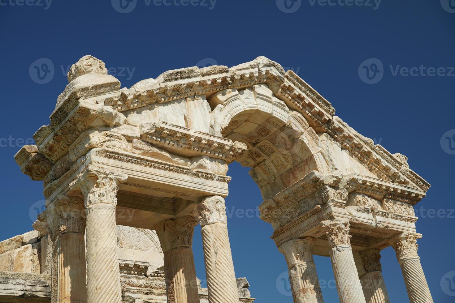 monumental inkörsport, tetrapylon i afrodisier gammal stad i aydin, turkiye foto