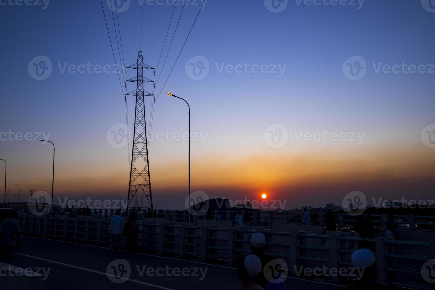 skön färgrik solnedgång med hög Spänning elektrisk pylon landskap foto