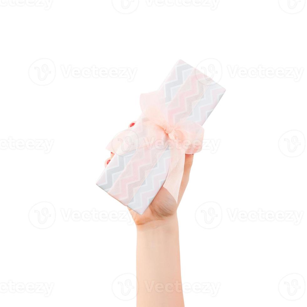 kvinna händer ge insvept jul eller Övrig Semester handgjort närvarande i färgad papper med orange band. isolerat på vit bakgrund, topp se. tacksägelse gåva låda begrepp foto