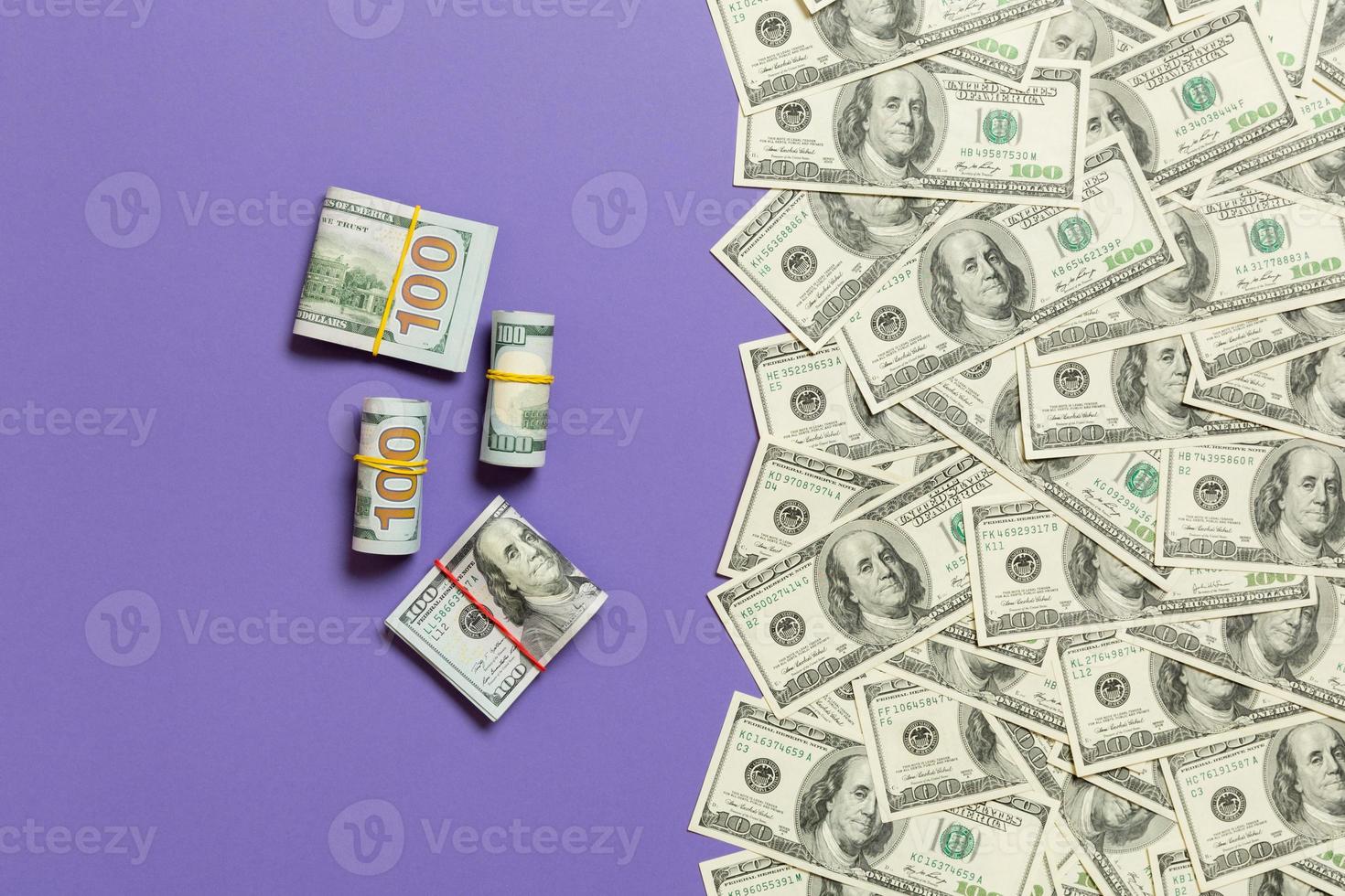 amerikan pengar på färgad bakgrund topp se, med tömma plats för din text företag pengar begrepp. ett hundra dollar räkningar med stack av kontanter foto