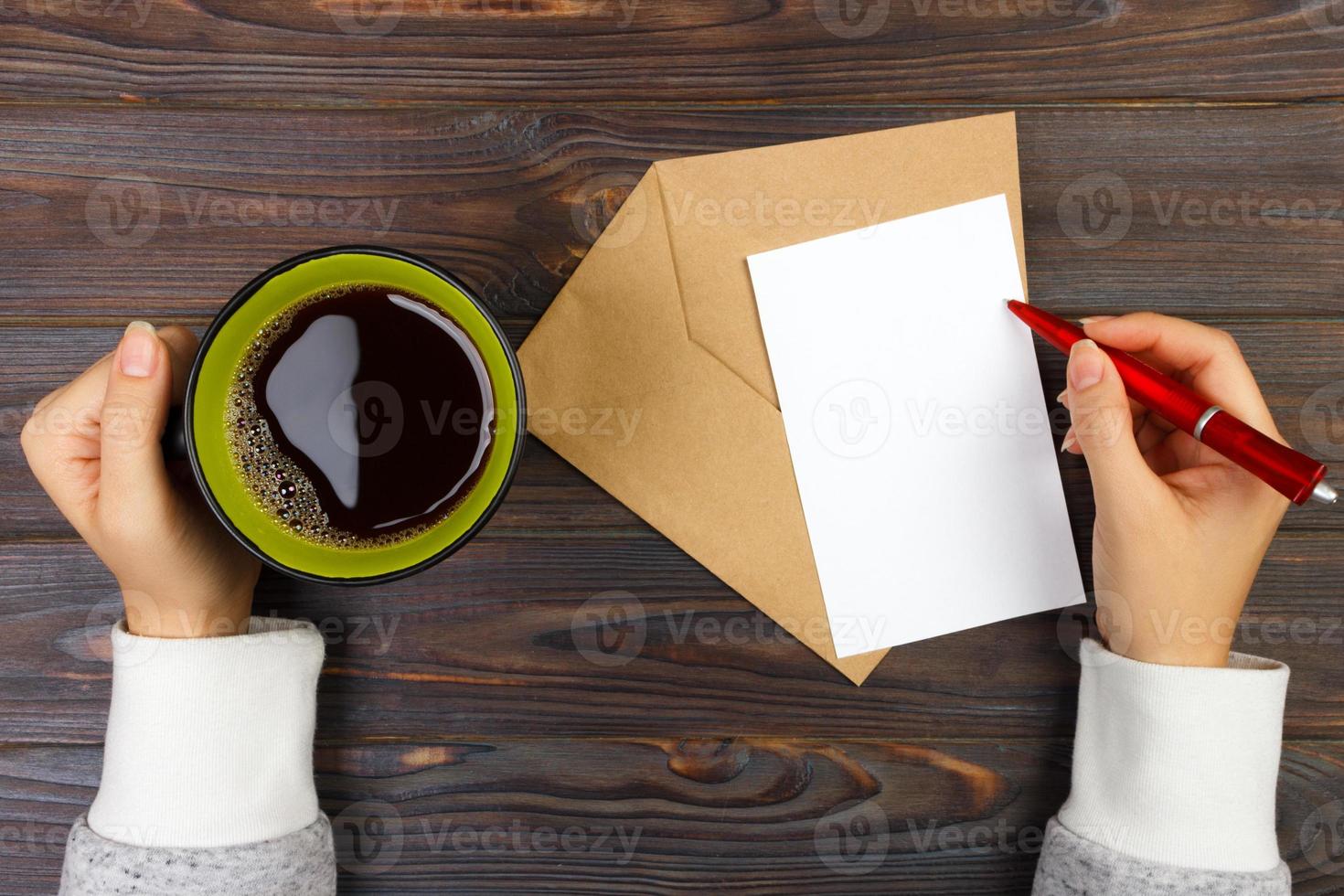 kärlek brev, valentines kort, Semester brev gåva och kopp av kaffe på kontor skrivbord. röd kuvert på en trä- tabell i de kontor foto