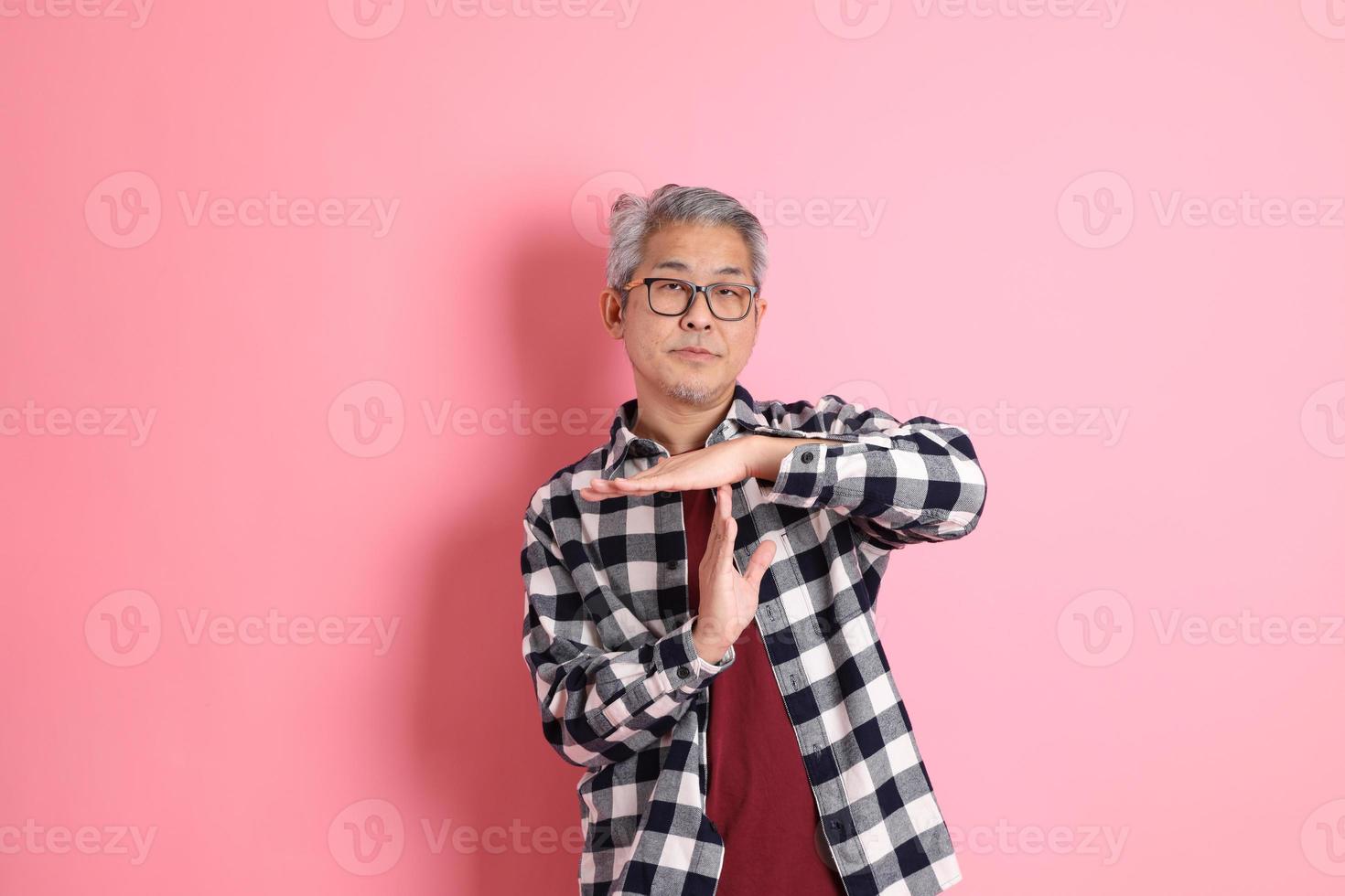 asiatisk man på rosa foto