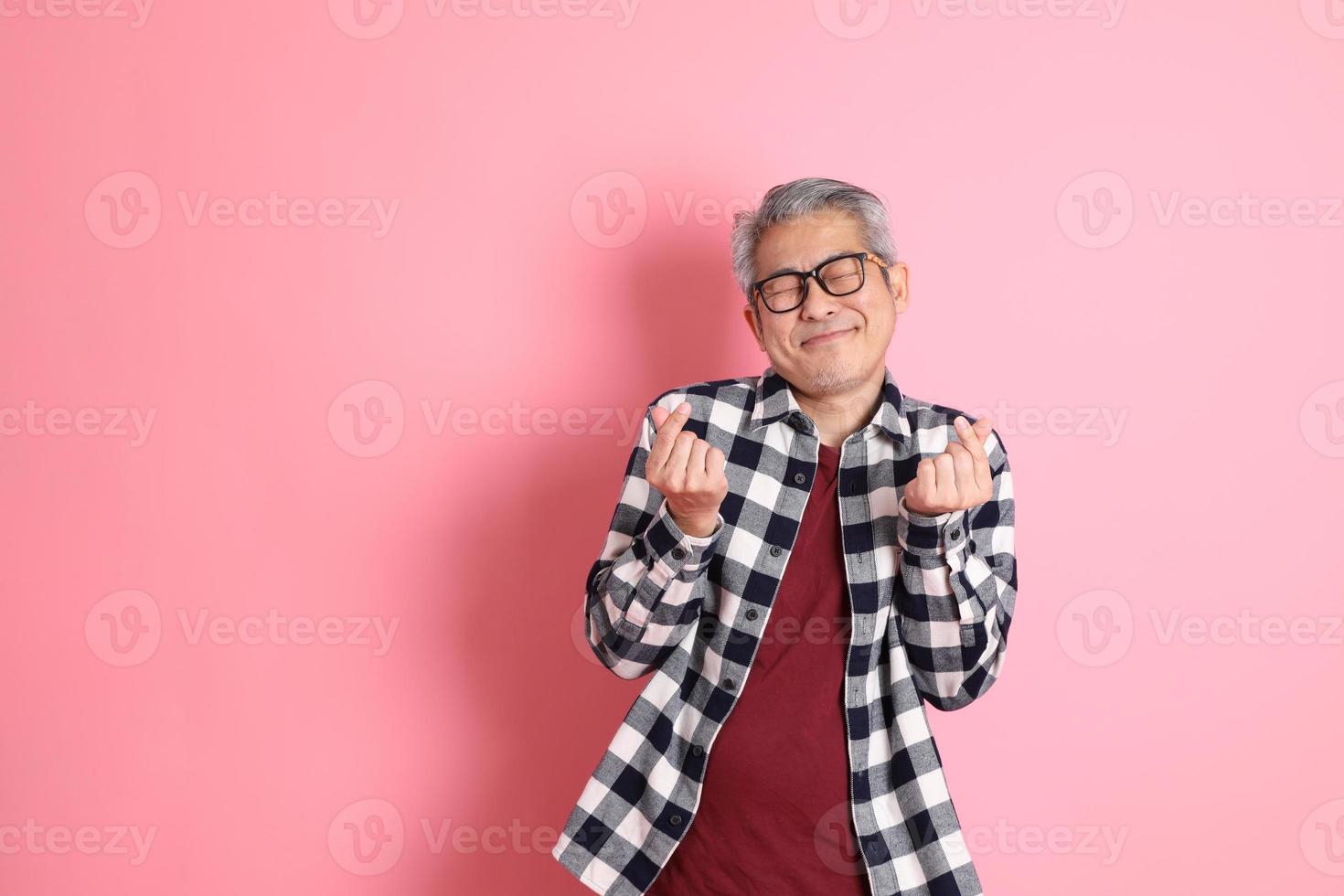 asiatisk man på rosa foto