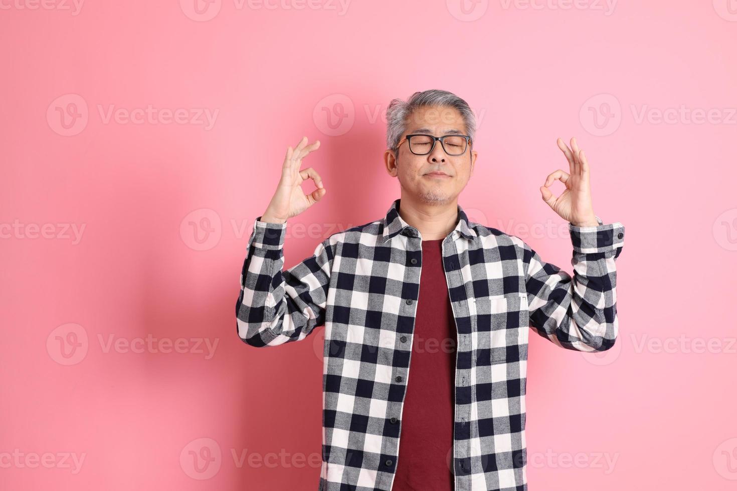 asiatisk man på rosa foto