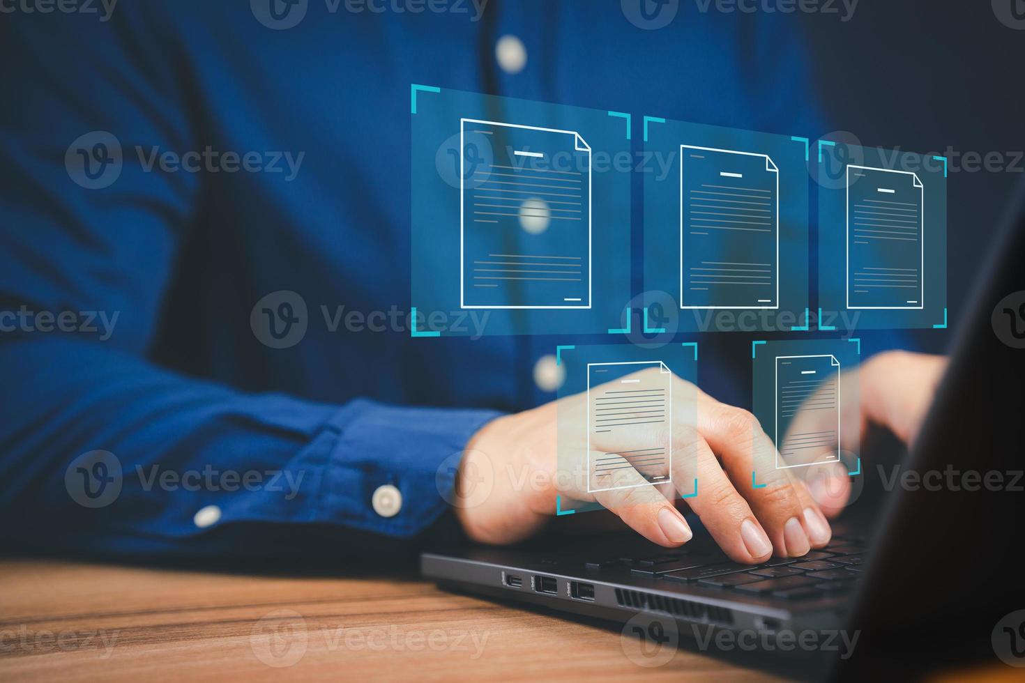 affärsmän använda sig av bärbar dator dator med virtuell skärmar och dokument till godkänna papperslös kvalitet försäkran begrepp uppkopplad. foto